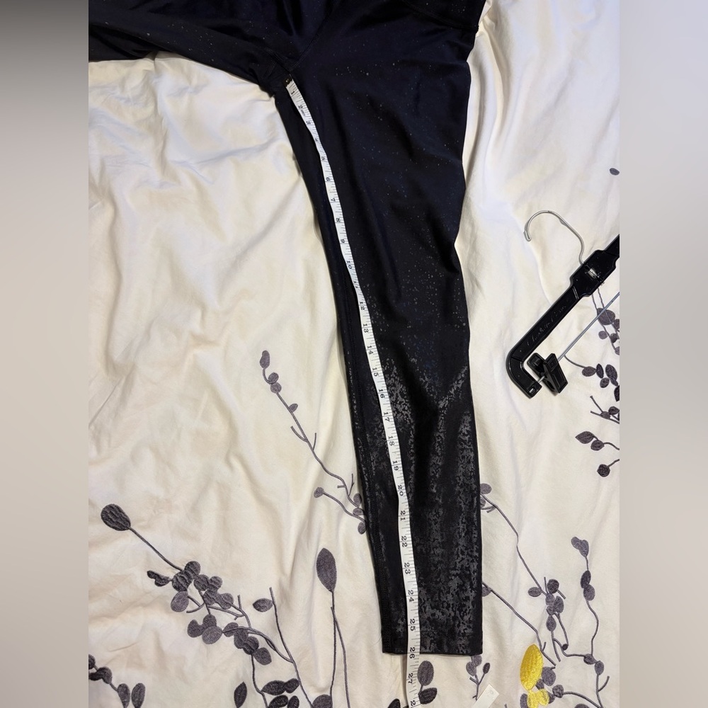 Beyond Yoga Leggings 
ALLOY OMBRE Midi – Black Foil Speckle - Picture 10 of 12